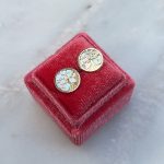 Złote kolczyki drzewko szczęścia masa perłowa modne 585 14 wkrętki na sztyft delikatne na szczęście