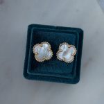 Kolczyki wkrętki masa perłowa koniczyna marokańska luksusowa złoto 585 14kt na sztyft najmodniejsze zapinane na sztyft perłowe duże 1,2 cm