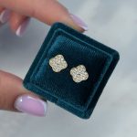 Złote kolczyki koniczynka marokańska wysadzana kamieniami cyrkonie kamienie wkrętki na sztyft złoto 585 14k delikatne koniczynki kwiatki