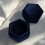 Opakowanie welurowe granatowe sześciokąt na pierścionek na kolczyki na zawieszkę granatowe eleganckie