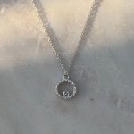 Naszyjnik srebrny z kamieniami z cyrkoniami okrągły cyrkonia minimalistyczny dla niej ramka shine rodowany 925