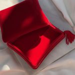 Czerwone etui opakowanie na biżuterię na obrączki ślubne eleganckie aksamitne czerwone do ślubu ekskluzywne