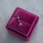 Kolczyk labret cyrkonia wysadzany piercing srebro 925 zakończony kuleczką zakręcany kolczyk