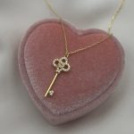 Naszyjnik złoty kluczyk pozłacany złocony delikatny z cyrkoniami z kamieniami srebro 925 kluczyk na szyję dla niej