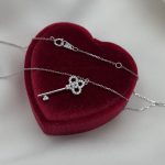 Naszyjnik kluczyk klucz srebrny z kamieniami cyrkonie błyszczący delikatny kluczyk na prezent na szyję srebro 925