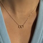 Naszyjnik dwa kółeczka złączone kółka połączone dwa ogniwa klasyczny minimalistyczny złoty pozłacany złocony dla niej wysadzany cyrkoniami kamieniami delikatny