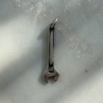 Srebrna zawieszka srebro 925 oksydowana klucz francuski dla mechanika dla majsterkowicza zawieszka hobby ciemne srebro matowe zawieszka męska dla niego dla niej srebro matowe ciemne