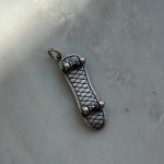 Srebrna zawieszka deskorolka srebro 925 oksydowane matowe ciemne dla niego dla mężczyzny dla skate dla fana deskorolki sportu dla nastolatka dla chłopca prezent dla niego