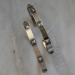 Męska sztywna bransoletka z ćwiekami z dżetami dla niego sztywna unisex srebro rodowane oksydowane polerowane matowe błyszczące stylowa nietuzinkowa bransoletka dla niego