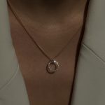 Złoty naszyjnik kółko wysadzane kamieniami cyrkoniami złoto 585 14k zawiązywane wiązane kółeczko błyszczące mieniące się prezent dla niej wyjątkowy naszyjnik delikatny minimalistyczny naszyjnik karma w złocie