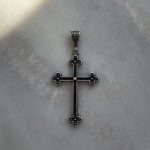 Srebrna zawieszka srebro 925 oksydowana ciemna matowa krzyż krzyżyk ozdobne brzegi wyjątkowa zawieszka prezent dla niej dla niego unisex