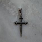 Zawieszka srebrna krzyżyk krzyż srebro 925 oksydowane ciemne matowe srebro 925 prezent dla niego męski unisex dla niej dla niego srebro stylowe modowe prezent fancy krzyż ostro zakończony