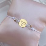 Bransoletka Komunia Święta na białym sznureczku białe kamyczki aniołek bransoletka dla srebro 925 pozłacana złocona złota dla dziewczynki komunijne prezent upominek