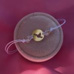 Bransoletka gołębica gołąb Komunia Święta dla dziewczynki komunijnej prezent upominek srebro 925 pozłacane złocone złota blaszka na białym sznureczku białe koraliki błyszczące