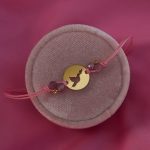 Bransoletka na sznureczku gołębica gołąbek gołąb srebro 925 pozłacana złocona na różowym sznureczku różowe kamienie kamczyki dla dziewczynki komunijnej prezent upominek Komunia Święta bransoletka dla dziewczynki