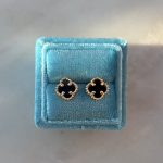 Kolczyki koniczyna marokańska luksusowa złoto 585 14k wkrętki na sztyft na zatyczkę przy uchu delikatne mniejsze małe kolczyki czarne koniczynki onyks ceramika czarna