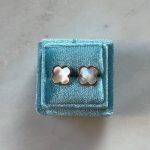 Kolczyki złoto 585 14k koniczyna marokańska luksusowa masa perłowa jasne koniczynki kolczyki najmodniejsze wkrętki na sztyft na zatyczkę prezent dla niej