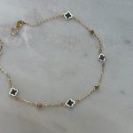 Złota bransoletka 333 czarna koniczynka marokańska luksusowa kulki diamentowane czarne koniczyny delikatna minimalistyczna 8k czarna emalia najmodniejsza delikatna bransoletka próba 0,333