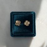 Złote kolczyki koniczynki marokańskie luksusowe złoto 585 14k wkrętki zatyczki diamentowane całe złote trójwymiarowe błyszczące mieniące się