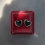 Złote kolczyki czarne serduszka serca czarny kamień onyks serduszka złoto 585 14k sztyft na zatyczkę na wkrętki serca czarne kamienie prezent dla niej