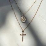 Złoty naszyjnik złoto 585 14k podwójny medalik krzyżyk złoty wyjątkowy naszyjnik dwie zawieszki połączone dwa łańcuszki cudowny medalik białe złoto żółte złoto krzyżyk krzyż cudowny medalik 2w1
