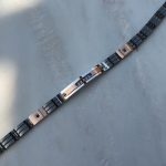 Męska bransoletka dla niego dla mężczyzny ceramika stal stalowe elementy stylowa designerka nietuzinkowa czarne kamienie różowe złoto czarna