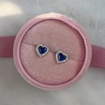 Srebrne kolczyki serduszka niebieskie kamienie cyrkonie serduszka serca wkrętki na sztyft na zatyczkę granatowe kamienie niebieskie kamienie srebro 925