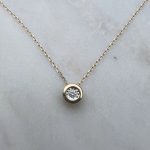 Naszyjnik z diamentem jednokamieniowy delikatny minimalistyczny złoto 585 14k dla niej prezent naszyjnik klasyczny elegancki jeden diamencik na łańcuszku 46cm 46,5cm 0,06ct iluzja celebrytka jeden diamencik