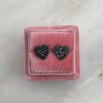 Kolczyki złoto 585 14k czarne kamienie cyrkonie czarne serduszka serca wysadzane czarnymi kamieniami duże serca wkrętki na sztyft na zatyczkę prezent dla niej wyjątkowy prezent biżuteria na prezent