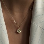 Złoty naszyjnik koniczynka koniczyna diamentowana mieniąca się cała złota błyszcząca złoto 585 14k dla niej koniczyna splot spinaczowy spinacze cekinki efekt cekinów disco efekt brokatu