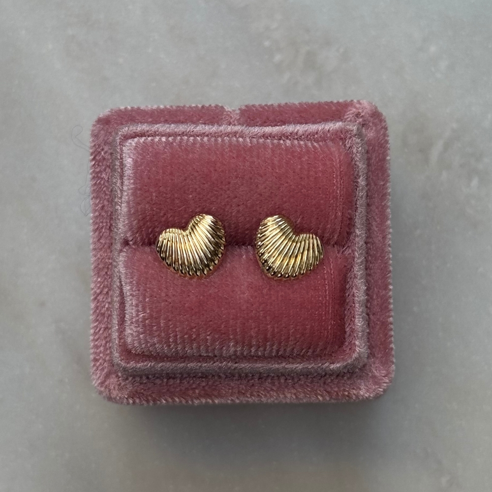 Złote kolczyki złoto 585 14k serca efekt 3d serduszka serca wkrętki sztyfty mieniące się odbijające światło nietuzinkowe wyjatkowe kolczyki dla niej na prezent serduszka na prezent