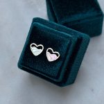 Złote kolczyki złoto serca serduszka masa perłowa złoto 585 14k złote kolczyki dla niej prezent opalizująca masa perłowa serca z ozdobną falą wycięcia odbijające światło