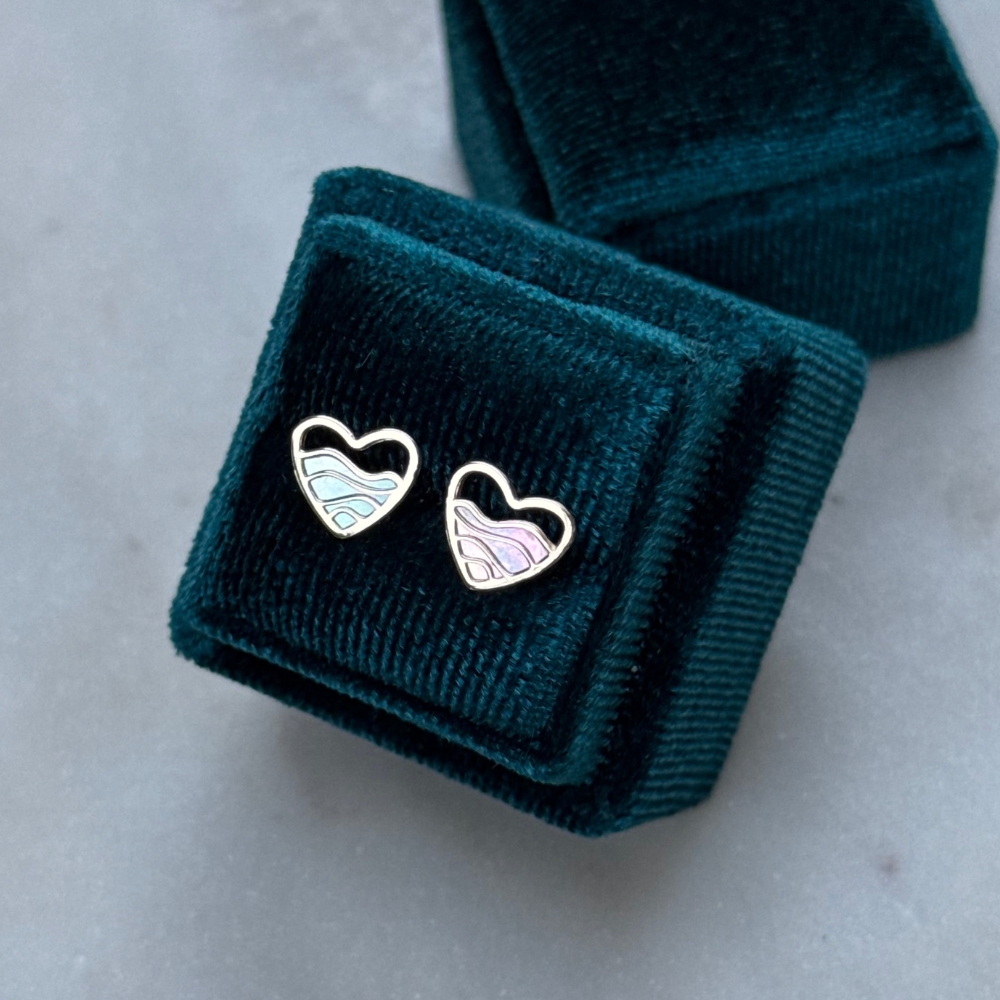 Złote kolczyki złoto serca serduszka masa perłowa złoto 585 14k złote kolczyki dla niej prezent opalizująca masa perłowa serca z ozdobną falą wycięcia odbijające światło