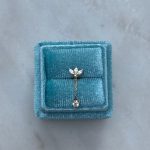 Kolczyk do piercingu z łańcuszkiem z wiszącym elementem z wiszącą cyrkonią kwiatek złoto 585 14k do drugiej dziurki upper lobe helix flat 6mm