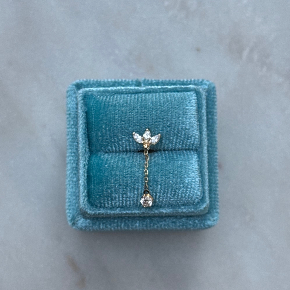 Kolczyk do piercingu z łańcuszkiem z wiszącym elementem z wiszącą cyrkonią kwiatek złoto 585 14k do drugiej dziurki upper lobe helix flat 6mm