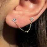 Złoty kolczyk z łańcuszkiem złoto 585 14k wiszący łańcuszek do dwóch dziurek cyrkonie kwiatki cyrkonia blyszczące złoto wysoka próba kolczyk wkręcany do piercingu kulka na tyle 6mm kolczyki do piercingu dwa połączone