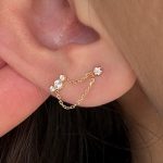 Złoty kolczyk piercing złoto 585 14k wkręcany podwójny z łańcuszkami kolczyk z dwoma łańcuszkami złoto do dwóch dziurek wiszące łańcuszki błyszczące cyrkonie kulka na tyle zakręcane wkręcane 6mm stylizacja ucha kolczyki do piercingu