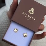 Złote kolczyki wkrętki koniczynki koniczyny marokańskie efekt brokatu mieniące się błyszczące się odbijają światło złoto 585 14k kolczyki wkrętki najmodniejsze dla niej prezent dla niej