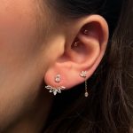 Kolczyki złote próby 0,585 14 karat cyrkonie zapinane na sztyft pod płatek ucha podwójne łezka i kwiatek idealne do piercingu kamienie