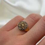 Złoty pierścionek złoto 585 14k wysadzany diamentami diamenty 0,14kt brąż ażurowy wyjątkowy ornamenty nietuzinkowy prezent dla niej pierścionek wyjątkowy bogato zdobiony brąz złoto szampańskie diamenty