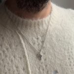 Męski naszyjnik łańcuszek z krzyżykiem z krzyżem dla niego dla mężczyzny prezent dla niego wysadzany cyrkoniami rodowany naszyjnik mały krzyżyk stylowy nietuzinkowy męska bizuteria