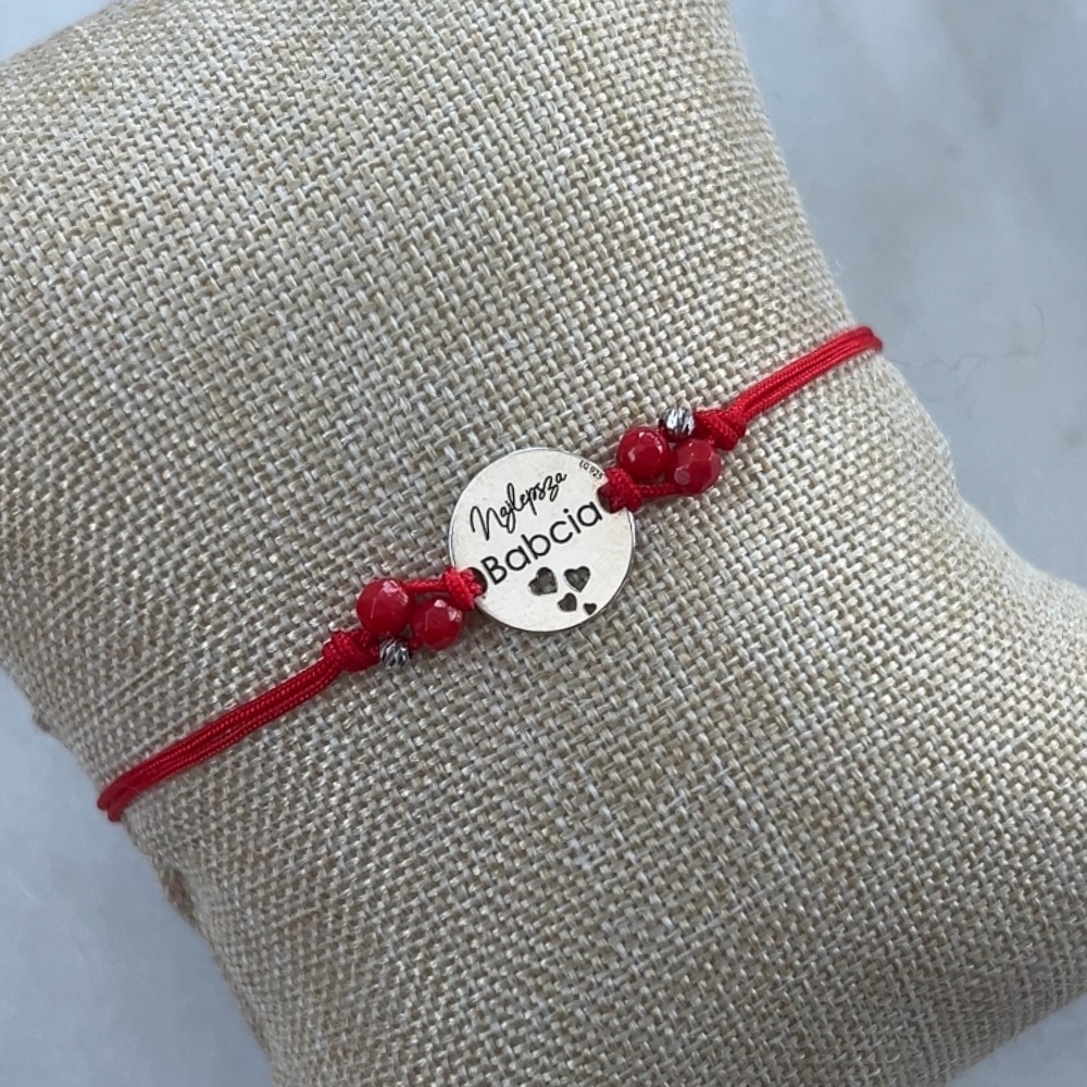 bransoletka dzień babci dla babci prezent srebrna blaszka kamienie naturalne dla niej babcia na sznureczku na sznurku czerowny sznurek kamienie naturalne korale koraliki i blaszka z napisem