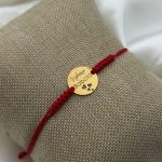 Bransoletka najlepsza babcia złota pozłacana srebro 925 złocona na czerwonym sznurku złota blaszka z napisem Najlepsza Babcia serduszka serca okrągła blaszka prezent dla babci Dzień Babci