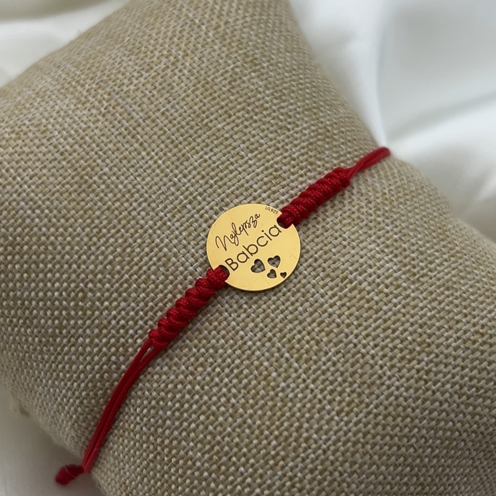 Bransoletka najlepsza babcia złota pozłacana srebro 925 złocona na czerwonym sznurku złota blaszka z napisem Najlepsza Babcia serduszka serca okrągła blaszka prezent dla babci Dzień Babci