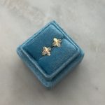 Złote kolczyki koniczynki diamentowane nacinane koniczyna marokańska kwiatek cała złota błyszczące odbijające światło najmodniejsze kolczyki delikatne prezent dla niej