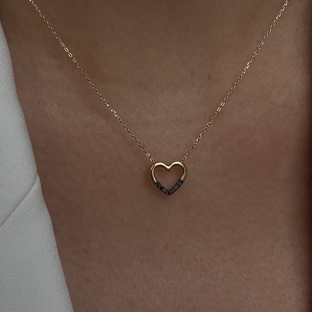 Złoty naszyjnik czarne diamenty złoto 585 14k serduszko serce z diamentami wyjątkowe walentynki prezent dla niej urodziny wyraz miłości biżuteria na prezent naszyjnik z serduszkiem z sercem wysadzany czarnymi kamieniami elegancki