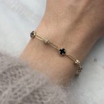 Złota bransoletka złoto 585 14k prezent dla niej trzy czarne koniczynki koniczyny marokańskie luksusowe cyrkonie spinaczowy splot chain ozdobne elementy czarne koniczynki ceramika kamień naturalny