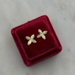 Złote kolczyki diamentowane kwiatki koniczynki złoto 585 14k wkrętki na zatyczkę na sztyft diamentowane całe złote błyszczące dla niej prezent modne stylowe kolczyki przy uchu