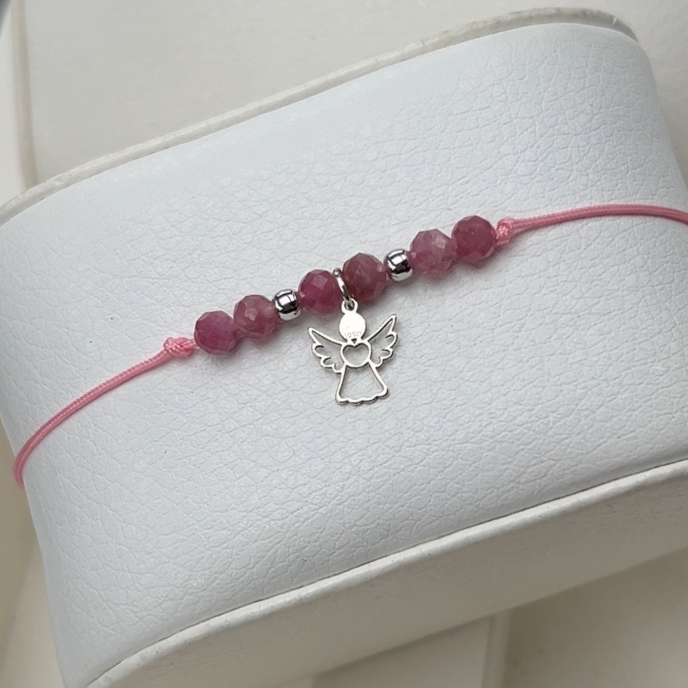 Bransoletka komunijna na Komunię Świętą srebro 925 wiszący aniołek kamienie naturalne różowe turmaliny upominek komunijny dla dziewczynki komunijnej makrama różowy sznureczek