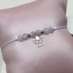 Bransoletka na sznurku Komunia Święta biała kamienie naturalne księżycowe srebro 925 rodowane wiszący aniołek bransoletka z aniołkiem diament opalenica upominek komunijny prezent na Komunię